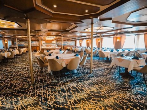 Cruise dining room